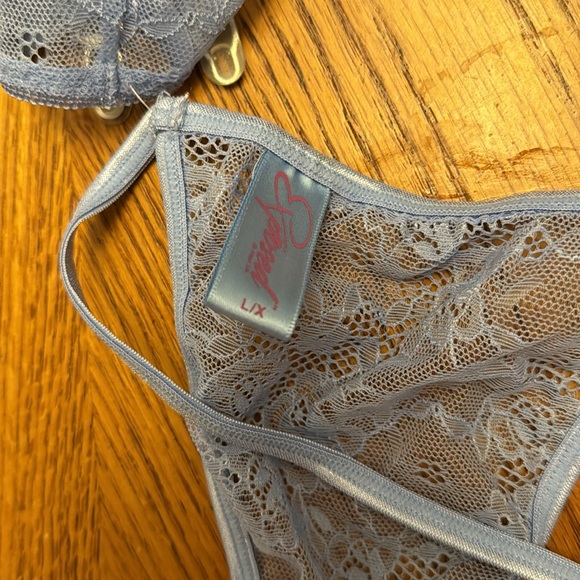 Exposed ooh la lace - Picture 2 of 4